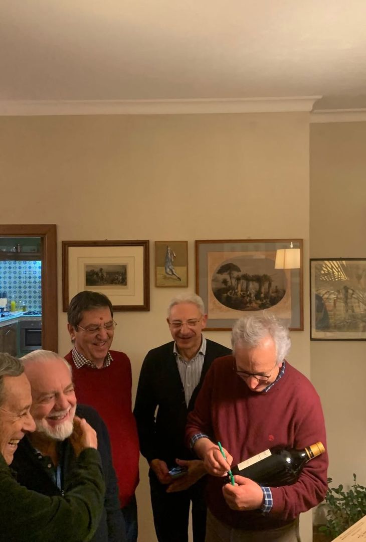 All'indomani del successo esterno col Genoa, giunto in extremis con il risultato di 2-3, Aurelio De Laurentiis, presidente del Napoli, si è recato assieme alla moglie Jacqueline a Mirabella Eclano, piccolo comune in provincia di Avellino, laddove ha visitato il vigneto locale, con tanto di degustazione di vini. Di seguito le foto pubblicate su Instagram dall'admin dell'account ufficiale del vigneto irpino.