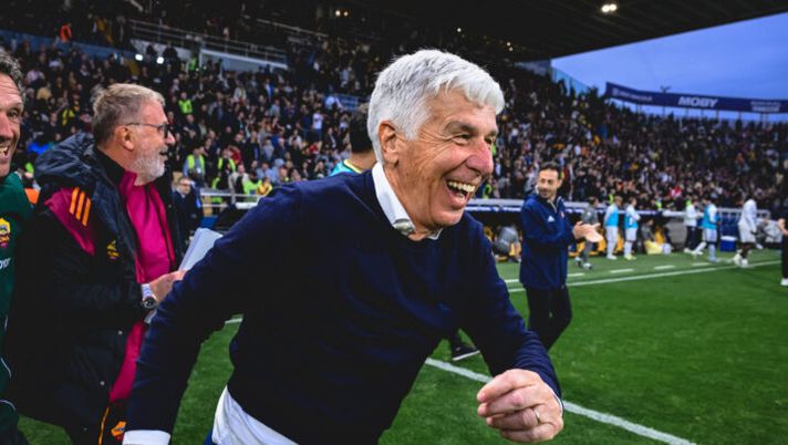 PARMA, ITALY - MAY 10: AS Roma coach Gian Piero Gasperini celebrates during the Serie A match between Parma Calcio 1913 and AS Roma at Stadio Ennio Tardini on May 10, 2026 in Parma, Italy. (Photo by Luciano Rossi/AS Roma via Getty Images) Gasperini: “Ecco perché ho mandato Malen sul dischetto! Rispondo sull’addio di Dybala, a Cuesta dico…” - immagine 1