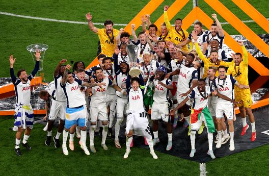 Son Heung-Min alza al cielo l'Europa League vinta a Bilbao contro il Manchester United. (Foto di Carl Recine/Getty Images) L’estate delle prime volte- immagine 2