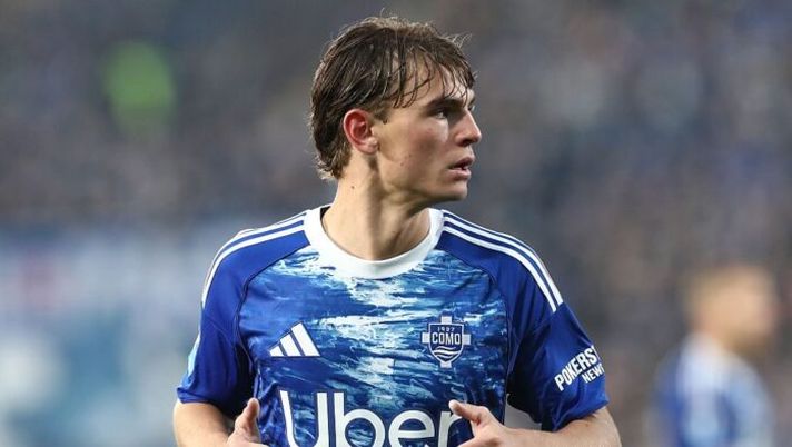 COMO, ITALY - NOVEMBER 08: Nico Paz of Como 1907 looks on during the Serie A match between Como 1907 and Cagliari Calcio at Giuseppe Sinigaglia Stadium on November 08, 2025 in Como, Italy. (Photo by Marco Luzzani/Getty Images) Presidente Como: “No a una super offerta araba per un esterno! La verità su Nico Paz e Fabregas” - immagine 1