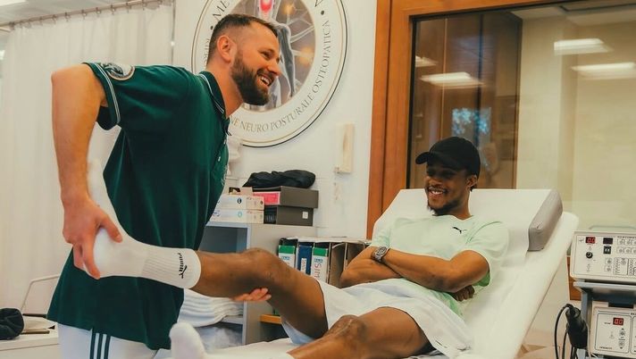 FOTO – Kouamé fa fisioterapia per il ginocchio e cita la bibbia - immagine 1