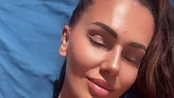 Erjona Sulejmani baciata dal sole. Fisico super in bikini, il décolleté è esplosivo