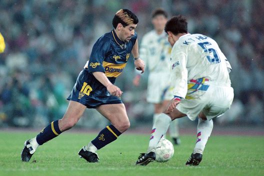 Diego Maradona del Boca Juniors in azione durante la partita amichevole tra Corea del Sud e Boca Juniors il 30 settembre 1995 a Seul, Corea del Sud Boca: tra leggende immortali, la Bombonera e una bacheca gloriosa- immagine 2