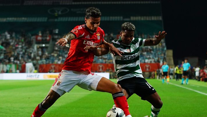 FARO, PORTUGAL - JULY 31: New signing Richard Rios of SL Benfica with Geny Catamo of Sporting CP in action during the Portuguese Super Cup match between Sporting CP and SL Benfica at Estadio Algarve on July 31, 2025 in Faro, Portugal. (Photo by Gualter Fatia/Getty Images) Benfica-Sporting, streaming gratis: dove vedere il big match di Liga Portugal - immagine 1