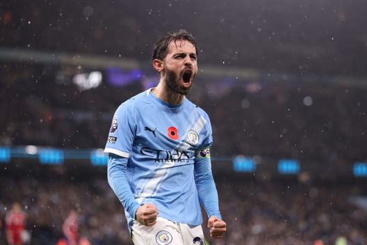 MANCHESTER, INGHILTERRA - 09 NOVEMBRE: Bernardo Silva del Manchester City celebra il secondo gol della sua squadra, segnato dal compagno di squadra Nico Gonzalez (non ritratto) durante la partita di Premier League tra Manchester City e Liverpool all'Etihad Stadium il 09 novembre 2025 a Manchester, Inghilterra. (Foto di Carl Recine/Getty Images) Calciomercato LIVE 13 gennaio: Raspadori all’Atalanta, il Galatasaray pensa a Fofana, intreccio Malen- immagine 2