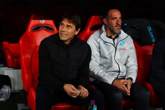 LISBON, PORTUGAL - DECEMBER 10: Antonio Conte, Head Coach of SSC Napoli, (L) and Cristian Stellini, Assistant Coach (R), look on from the dug out prior to the UEFA Champions League 2025/26 League Phase MD6 match between SL Benfica and SSC Napoli at on December 10, 2025 in Lisbon, Portugal. (Photo by Gualter Fatia/Getty Images)