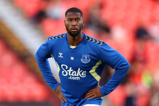 DONCASTER, ENGLAND - AUGUST 30: Beto of Everton warms up prior to kick-off ahead of the Carabao Cup Second Round match between Doncaster Rovers and Everton at Keepmoat Stadium on August 30, 2023 in Doncaster, England. (Photo by George Wood/Getty Images) Everton-Crystal Palace, le probabili formazioni: Dyche con Calvert-Lewin! Ayew dal 1′- immagine 3