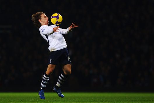 Modric in azione in Inghilterra con la maglia del Tottenham. (Foto di Mike Hewitt/Getty Images) Modric, lo Swansea nel futuro: il croato diventa socio di minoranza del club- immagine 2