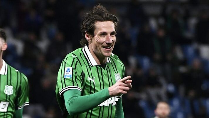 SASSUOLO, ITALY - FEBRUARY 20: Andrea Pinamonti of US Sassuolo celebrates after scoring the team's first goal during the Serie A match between US Sassuolo Calcio and Hellas Verona FC at Mapei Stadium Citta del Tricolore on February 20, 2026 in Sassuolo, Italy. (Photo by Alessandro Sabattini/Getty Images) Pinamonti: “Fino a due settimane fa sembravo il più scarso! Sulla Nazionale, l’esultanza polemica e Berardi…” - immagine 1