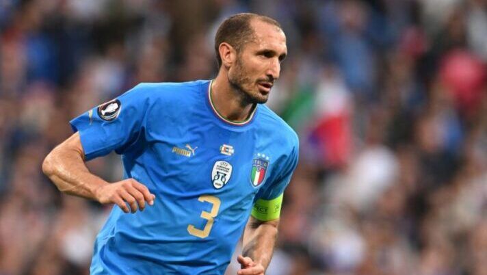 LONDON, ENGLAND - JUNE 01: Giorgio Chiellini of Italy looks on during the 2022 Finalissima match between Italy and Argentina at Wembley Stadium on June 01, 2022 in London, England. (Photo by Claudio Villa/Getty Images) Spalletti sui leader: “Difficile ritrovare Bonucci e Chiellini, ma questo giovane può diventarlo” - immagine 1