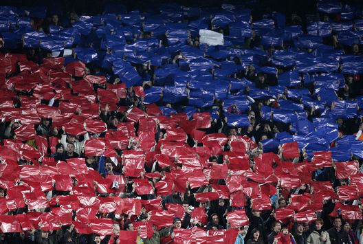 BARCELLONA, SPAGNA - 23 DICEMBRE: I tifosi del Barcellona tengono cartelli con i colori del loro club all'inizio della partita della Liga tra Barcellona e Real Madrid allo stadio Camp Nou il 23 dicembre 2007 a Barcellona, Spagna. Il Barcellona perse il 'Clásico' per 1-0. (Foto di Jasper Juinen/Getty Images) Barcellona-Real per il titolo, Ancelotti al Passo d’Addio – il pronostico di DDD- immagine 2