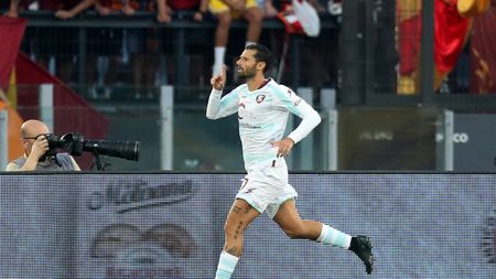 ROME, ITALY - AUGUST 20: Antonio Candreva of US Salernitana celebrates after scoring the team's second goal during the Serie A TIM match between AS Roma and US Salernitana at Stadio Olimpico on August 20, 2023 in Rome, Italy. (Photo by Paolo Bruno/Getty Images)