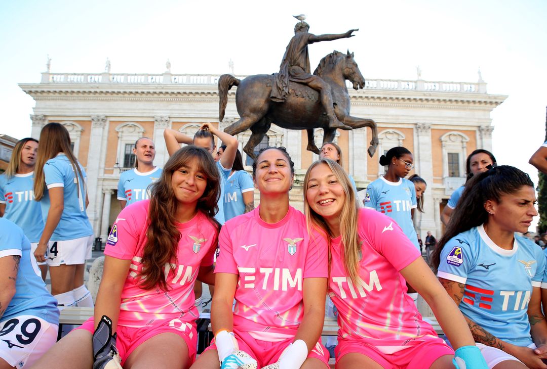 WOMEN | Lazio, foto di squadra al Campidoglio: c’è anche Onorato – GALLERY - immagine 2