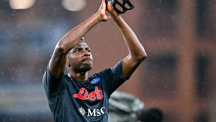 GENOA, ITALY - JANUARY 8: Victor Osimhen of Napoli greets the crowd after the Serie A match between UC Sampdoria and SSC Napoli at Stadio Luigi Ferraris on January 8, 2023 in Genoa, Italy. (Photo by Simone Arveda/Getty Images) Gazzetta: “Rinnovo Osimhen, il Napoli ora è ottimista. Ma c’è il nodo clausola” - immagine 1