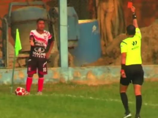 Perù, giocatore urina a bordo campo... e l'arbitro lo espelle