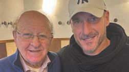 Totti e Boldi come in ‘Fratelli d’Italia’: lo scatto virale e la citazione storica