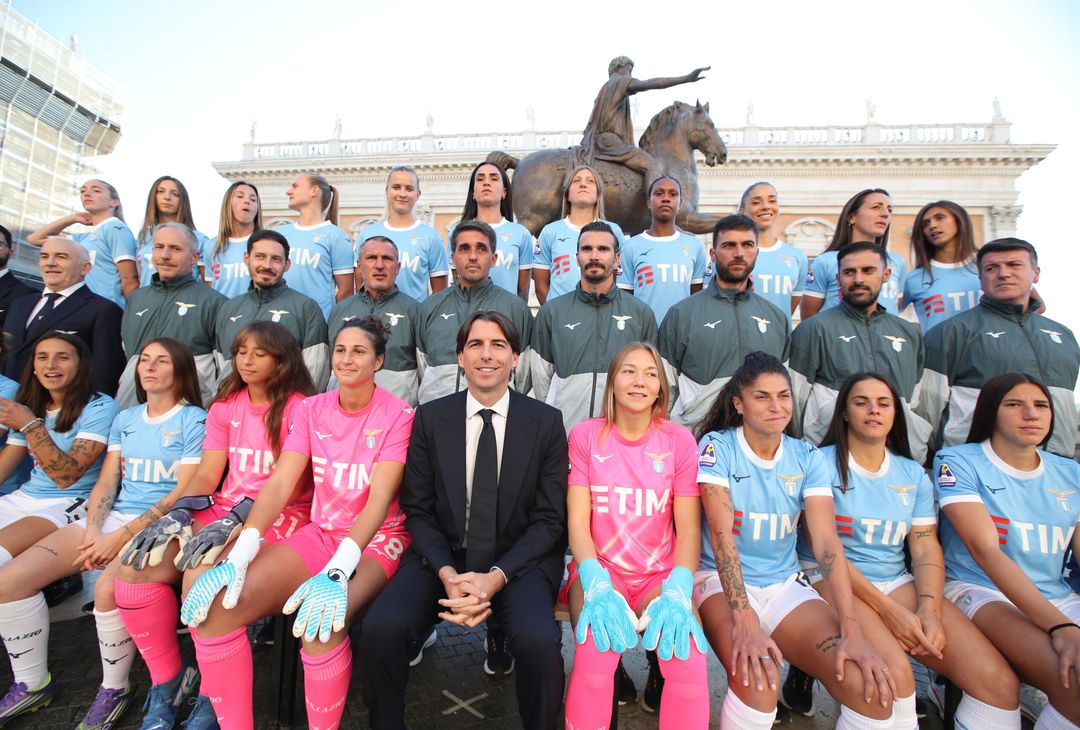 WOMEN | Lazio, foto di squadra al Campidoglio: c’è anche Onorato – GALLERY - immagine 5
