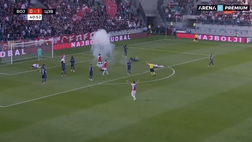 VIDEO – Shock in Serbia: petardo esplode in campo, i giocatori crollano a terra