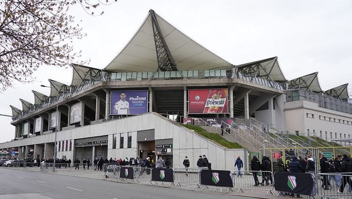 WARSAW, POLAND - APRIL 10: A general view of the outside of the stadium prior to the UEFA Conference League 2024/25 Quarter Final First Leg match between Legia Warszawa and Chelsea FC at The Marshall Jozef Pilsudski's Municipal Stadium of Legia Warsaw on April 10, 2025 in Warsaw, Poland. (Photo by Piotr Hawalej/Getty Images) Legia Varsavia-Lech Poznan, i precedenti tra le due squadre polacche - immagine 1