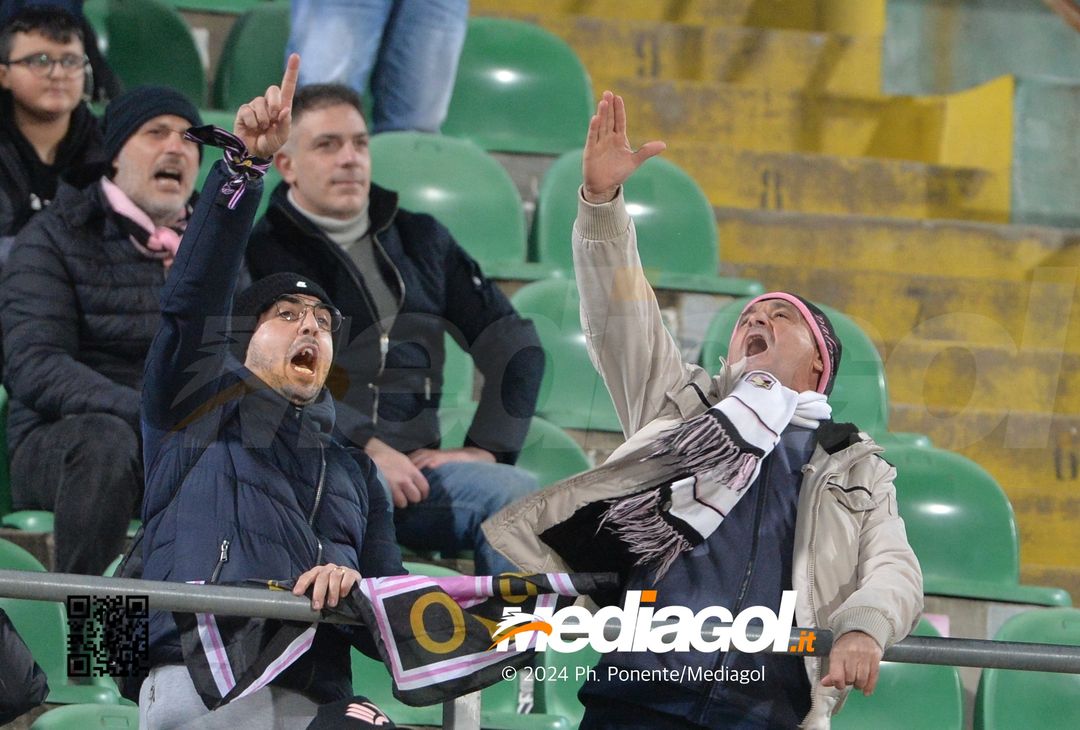 FOTOTIFO Palermo-Bari 3-0, gli scatti ai tifosi al “Renzo Barbera” (GALLERY) - immagine 56