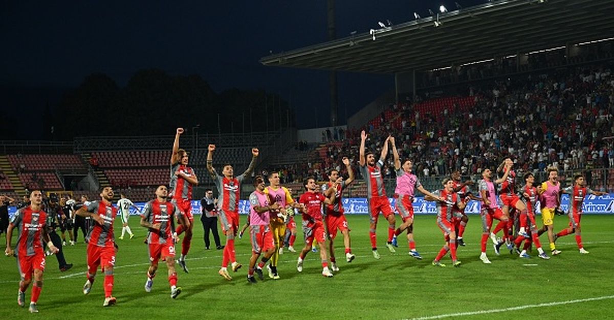 https://images2-gazzanet.gazzettaobjects.it/1vKKUXHNzFv2sZDY7MXI40sUJ9U=/1200x627/smart/www.derbyderbyderby.it/assets/uploads/202508/6756b1bc02b34d05c38858f5362a1102.jpg