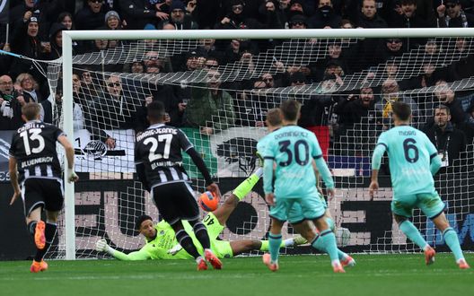 UDINE, ITALIA - 22 NOVEMBRE: Maduka Okoye dell'Udinese para il rigore trasformato da Riccardo Orsolini per il Bologna durante la partita di Serie A tra Udinese Calcio e Bologna FC 1909 allo Stadio Friuli il 22 novembre 2025 a Udine, Italia. (Foto di Timothy Rogers/Getty Images) Cremonese, una maglia speciale contro la violenza sulle donne- immagine 2