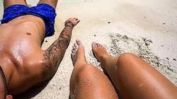 VIDEO / Giocatori in vacanza, Hakan Calhanoglu si ricarica in spiaggia: all’Inter a fine mese