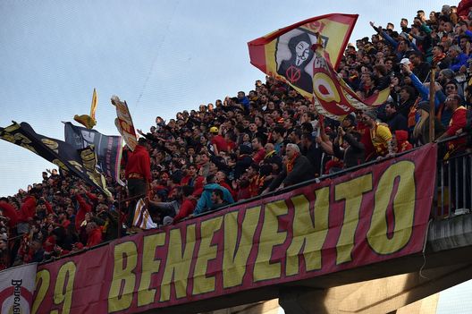 Tifosi del Benevento. (Foto di Tullio M. Puglia/Getty Images) Benevento-Monopoli, scontro d’alta classifica: il pronostico di DDD- immagine 2