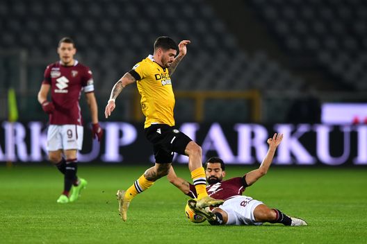 TURIN, ITALY - DECEMBER 12: Tomas Rincon of Torino F.C. and Rodrigo De Paul of Udinese Calcio battle for the ball during the Serie A match between Torino FC and Udinese Calcio at Stadio Olimpico di Torino on December 12, 2020 in Turin, Italy. Sporting stadiums around Italy remain under strict restrictions due to the Coronavirus Pandemic as Government social distancing laws prohibit fans inside venues resulting in games being played behind closed doors. (Photo by Valerio Pennicino/Getty Images)