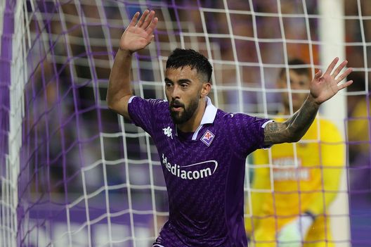 FLORENCE, ITALY - AUGUST 31: Nicolás Iván González of ACF Fiorentina celebrates after scoring a goal during the UEFA Conference League play-off round, second leg match between ACF Fiorentina and Rapid Wien at Artemio Franchi Stadium on August 31, 2023 in Florence, Italy. (Photo by Gabriele Maltinti/Getty Images) Nico Gonzalez dal ritiro albiceleste: “Lautaro volevo ucciderlo in aereo!”- immagine 2