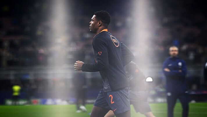 MILAN, ITALY - NOVEMBER 05: Denzel Dumfries of FC Internazionale warms up prior to the UEFA Champions League 2025/26 League Phase MD4 match between FC Internazionale Milano and FC Kairat Almaty at Stadio San Siro on November 05, 2025 in Milan, Italy. (Photo by Mattia Ozbot - Inter/Inter via Getty Images) Sky – Novità Inter: un top club ha chiesto informazioni per Dumfries! E Norton-Cuffy… - immagine 1