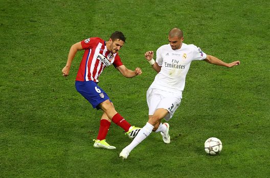 MILANO, ITALIA - 28 MAGGIO: Koke dell'Atletico Madrid viene placcato da Pepe del Real Madrid durante la finale di UEFA Champions League tra Real Madrid e Club Atletico de Madrid allo Stadio Giuseppe Meazza il 28 maggio 2016 a Milano, Italia. (Foto di Dean Mouhtaropoulos/Getty Images) Koke, una vita all’Atletico Madrid: la storia dell’anima dei Colchoneros- immagine 3