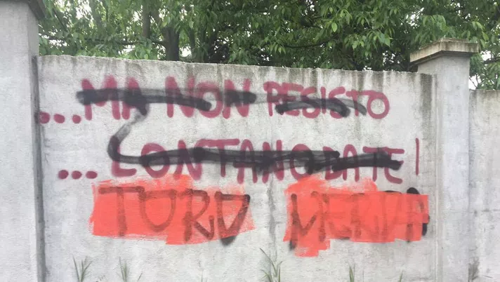 Superga: imbrattati i muri della strada con scritte contro i caduti - immagine 1