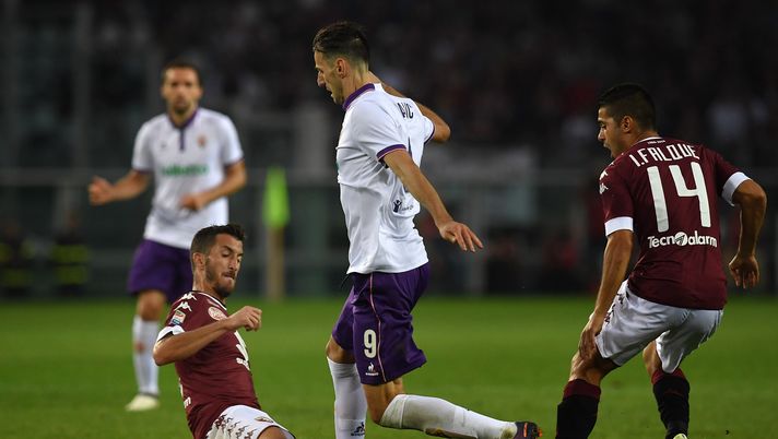 TURIN, ITALY - OCTOBER 02: Mirko Valdifiori (L) of FC Torino tackles Nikola Kalinic of ACF Fiorentina during the Serie A match between FC Torino and ACF Fiorentina at Stadio Olimpico di Torino on October 2, 2016 in Turin, Italy. (Photo by Valerio Pennicino/Getty Images) Toro, Valdifiori mostra i denti: regista, ma anche prezioso interditore - immagine 1
