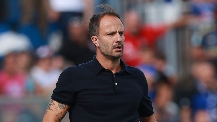 PISA, ITALY - SEPTEMBER 28: Alberto Gilardino manager of Pisa Sporting Club looks on during the Serie A match between Pisa SC and ACF Fiorentina at Arena Garibaldi on September 28, 2025 in Pisa, Italy. (Photo by Gabriele Maltinti/Getty Images) Alberto Gilardino può tornare su una panchina di Serie A: spunta questa ipotesi per l’allenatore - immagine 1