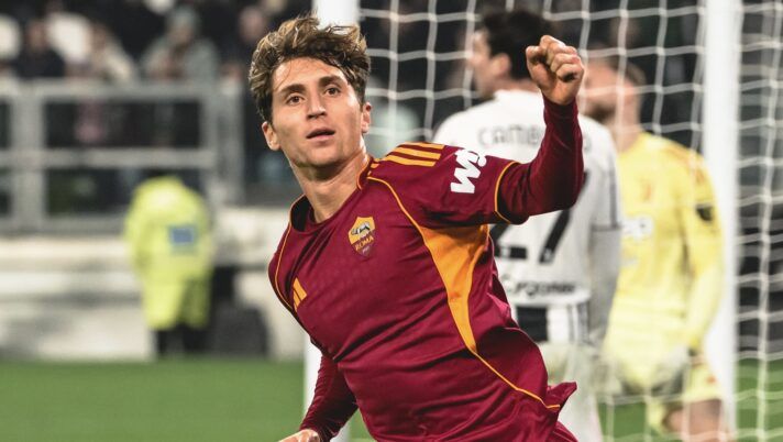 TURIN, ITALY - DECEMBER 20: Tommaso Baldanzi of AS Roma celebrates after scored the first goal for his team during the Serie A match between Juventus FC and AS Roma at on December 20, 2025 in Turin, Italy. (Photo by Fabio Rossi/AS Roma via Getty Images) BREAKING – Baldanzi lascia la Roma e resta in Serie A: è fatta, accordo totale - immagine 1
