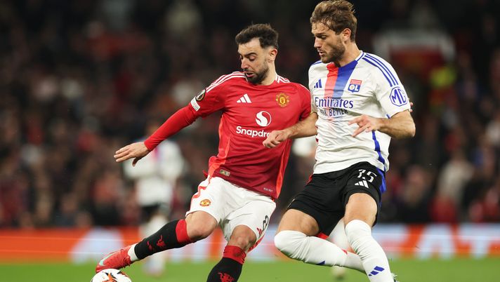 MANCHESTER, ENGLAND - APRIL 17: Bruno Fernandes of Manchester United controls the ball, under pressure from Tanner Tessmann of Olympique Lyonnais during the UEFA Europa League 2024/25 Quarter Final Second Leg match between Manchester United and Olympique Lyonnais at Old Trafford on April 17, 2025 in Manchester, England. (Photo by Carl Recine/Getty Images) Calciomercato Torino – Cairo cerca in Francia un ex di Vanoli: i dettagli - immagine 1