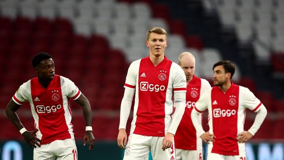 AMSTERDAM, NETHERLANDS - JANUARY 10: (L-R) Quincy Promes, Perr Schuurs, Davy Klaassen and Nicolas Tagliafico of Ajax look on during the Dutch Eredivisie match between Ajax and PSV Eindhoven at Johan Cruijff Arena on January 10, 2021 in Amsterdam, Netherlands. (Photo by Dean Mouhtaropoulos/Getty Images) Torino, chi è Schuurs: il difensore centrale dell’Ajax obiettivo di mercato- immagine 2
