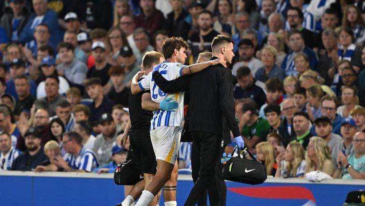 BRIGHTON, ENGLAND - AUGUST 27: Matt O'Riley of Brighton & Hove Albion is helped from the field after getting injured during the Carabao Cup Second Round match between Brighton & Hove Albion and Crawley Town at Amex Stadium on August 27, 2024 in Brighton, England. (Photo by Mike Hewitt/Getty Images) Brighton, il tecnico Hurzeler: “O’Riley? Non una bella cosa. Oggi ne sapremo di più” - immagine 1