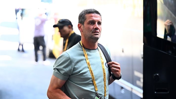 PASADENA, CALIFORNIA - JUNE 17: Head Coach Cristian Chivu of FC Internazionale arrives at the stadium prior to the FIFA Club World Cup 2025 group E match between CF Monterrey and FC Internazionale Milano at Rose Bowl Stadium on June 17, 2025 in Pasadena, California. (Photo by Mattia Ozbot - Inter/Inter via Getty Images) Gazzetta – Inter, le prime novità con Chivu: dal modulo alle palle inattive, cosa funziona e cosa no - immagine 1