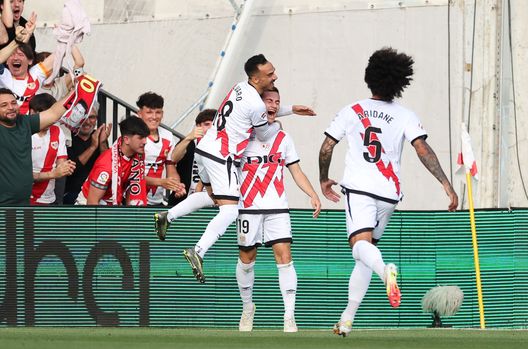 I giocatori del Rayo Vallecano nella vittoria contro il Betis di una settimana fa. (Foto di Florencia Tan Jun/Getty Images) LaLiga, tempo di verdetti: si lotta per l’Europa League e per la salvezza- immagine 2