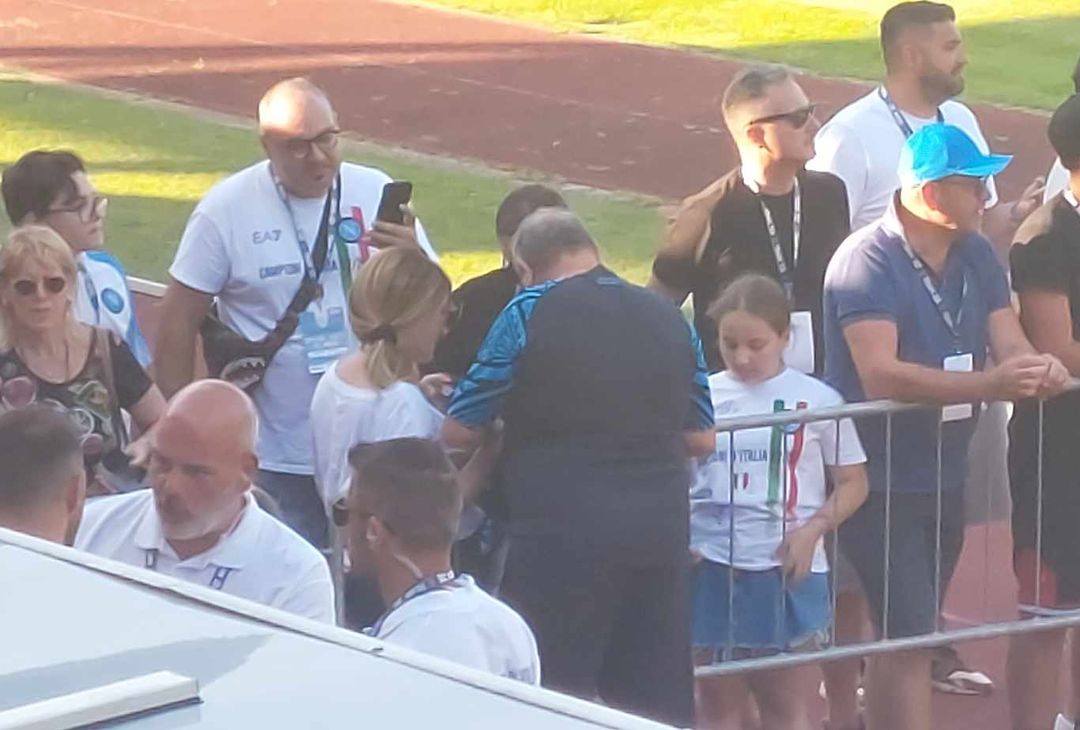 GALLERY Anche Starace concede foto e autografi ai tifosi a bordo campo- immagine 1