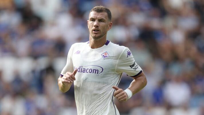 LEICESTER, ENGLAND - AUGUST 03: Edin Dzeko of Fiorentina in action during the pre-season friendly match between Leicester City and ACF Fiorentina at The King Power Stadium on August 03, 2025 in Leicester, England. (Photo by Michael Regan/Getty Images) Genoa-Fiorentina, le formazioni ufficiali: la scelta su Dzeko! Colombo, Parisi e Martin… - immagine 1