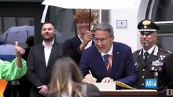 VIDEO / Piove? Ci pensa Sinner. Che risate con il sindaco!