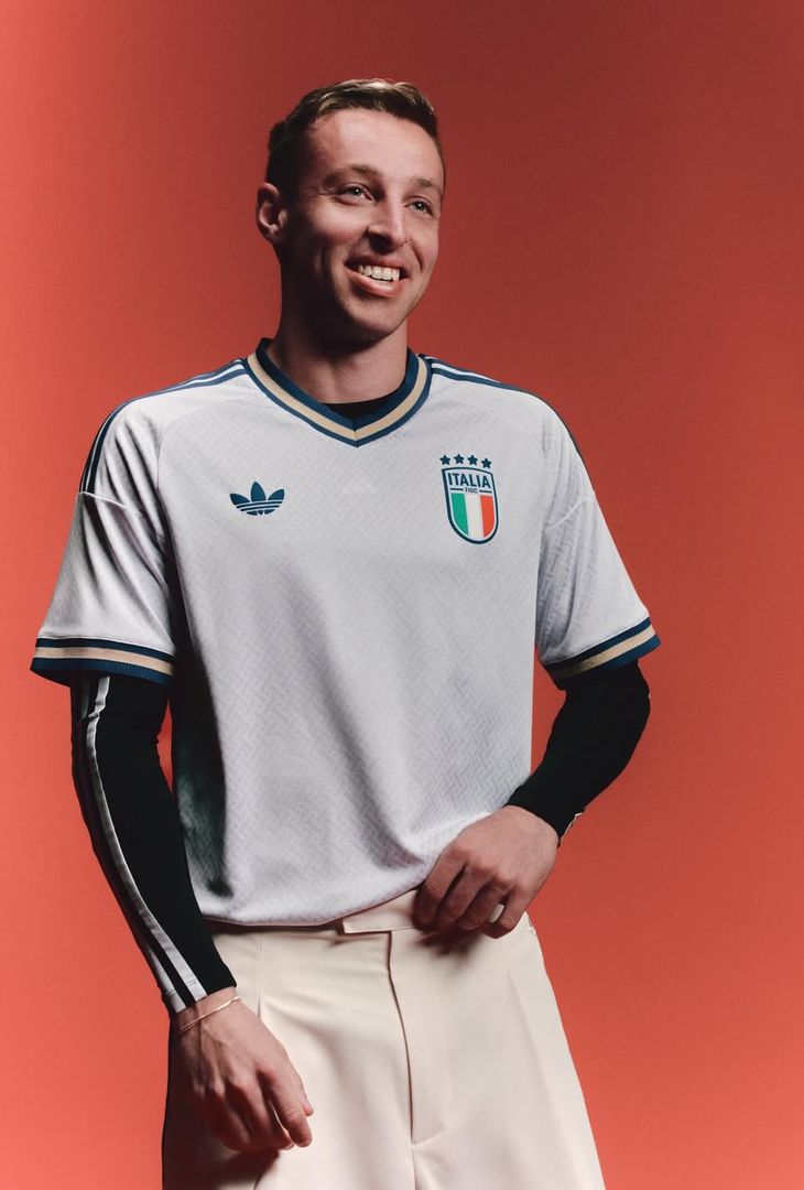 In vista dell'imminente playoff Mondiale da disputare contro l'Irlanda del Nord, la nazionale italiana ha presentato sui suoi canale social la sua nuova seconda maglia in collaborazione con adidas.