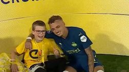 Quando Noa Lang festeggiò il titolo col Psv con bambini meno fortunati
