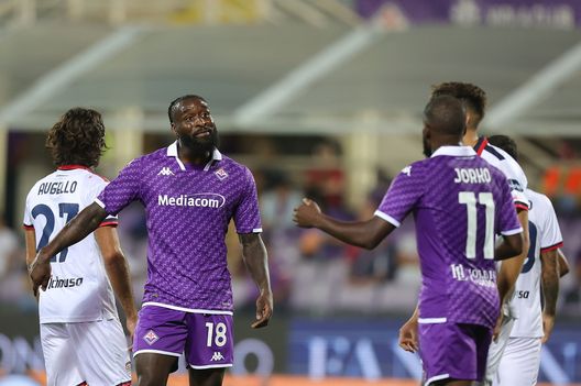 FLORENCE, ITALY - OCTOBER 2: M'Bala Nzola of ACF Fiorentina and Nanitamo Jonathan Ikoné of ACF Fiorentina during the Serie A TIM match between ACF Fiorentina and Cagliari Calcio at Stadio Artemio Franchi on October 2, 2023 in Florence, Italy. (Photo by Gabriele Maltinti/Getty Images) Ulivieri: “Italiano accetti le critiche. L’attacco soffre? Non c’è mica Osimhen”- immagine 2