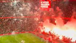 Caos in Ajax-Groningen, razzi e fuochi d’artificio al fischio di inizio: partita rinviata