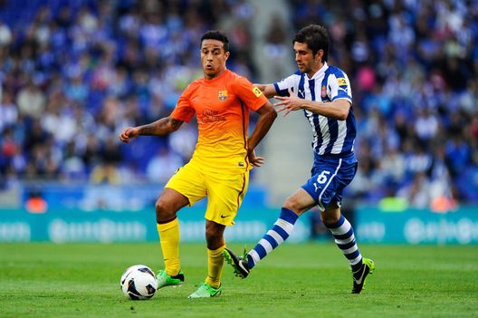 Thiago Alcantara ai tempi del Barcelona duella con Juan Forlin, in un derby con l'Espanyol nel 2013 (Photo by David Ramos/Getty Images) Thiago Alcantara