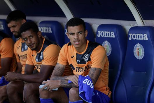 GETAFE, SPAIN - SEPTEMBER 30: Mason Greenwood of Getafe CF reacts on the bench prior to start the LaLiga EA Sports match between Getafe CF and Villarreal CF at Coliseum Alfonso Perez on September 30, 2023 in Getafe, Spain. (Photo by Gonzalo Arroyo Moreno/Getty Images) Greenwood, all’orizzonte la nazionale…giamaicana!- immagine 2